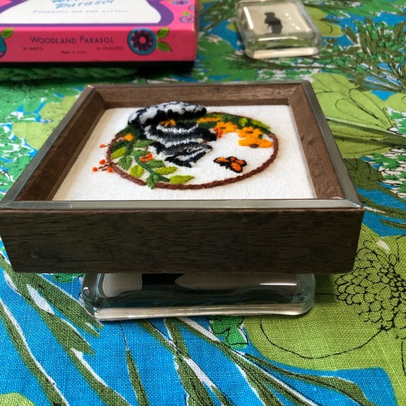 COPY - Vintage needlepoint skunk 🦨 and flowers 💐 picture. - Picture 7 of 9